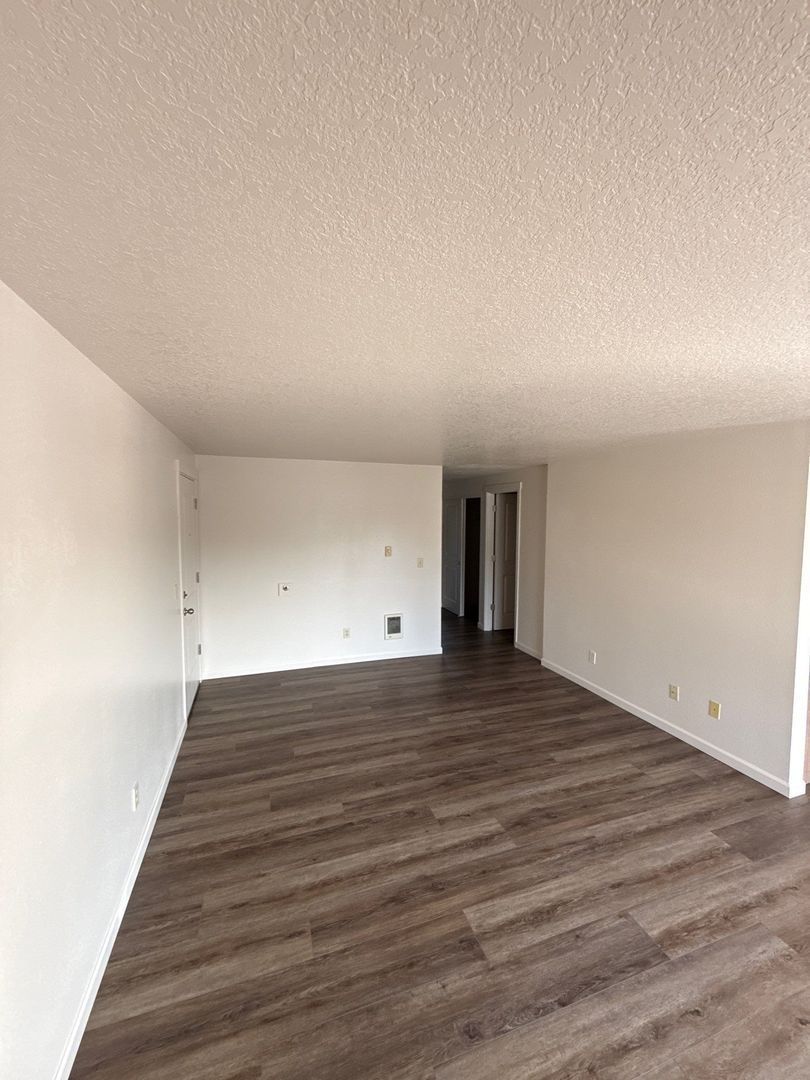 $1,295 First 6 Months, NE Silverton 2 Bed, 1 Bath, 2nd Floor Apartment, Washer & Dryer Hookups, AVAILABLE NOW! property image