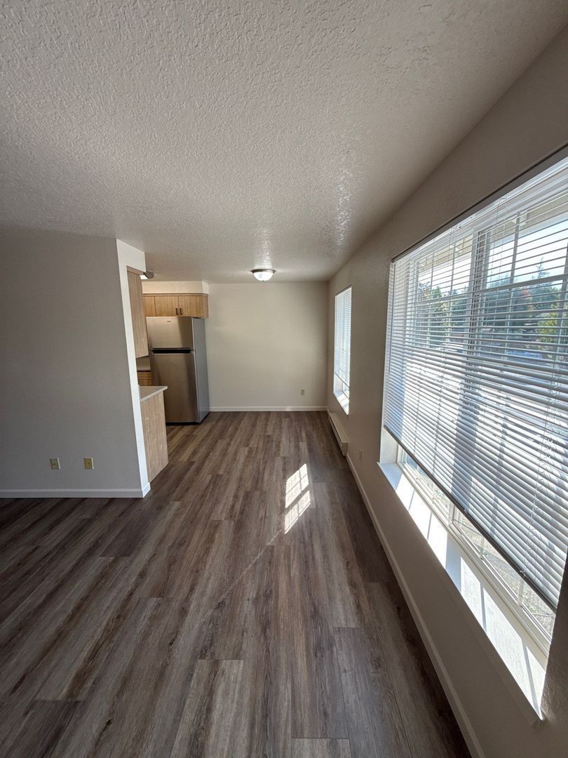 $1,295 First 6 Months, NE Silverton 2 Bed, 1 Bath, 2nd Floor Apartment, Washer & Dryer Hookups, AVAILABLE NOW! property image