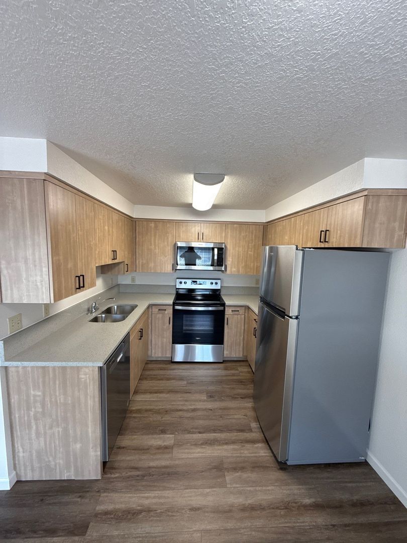 $1,295 First 6 Months, NE Silverton 2 Bed, 1 Bath, 2nd Floor Apartment, Washer & Dryer Hookups, AVAILABLE NOW! property image