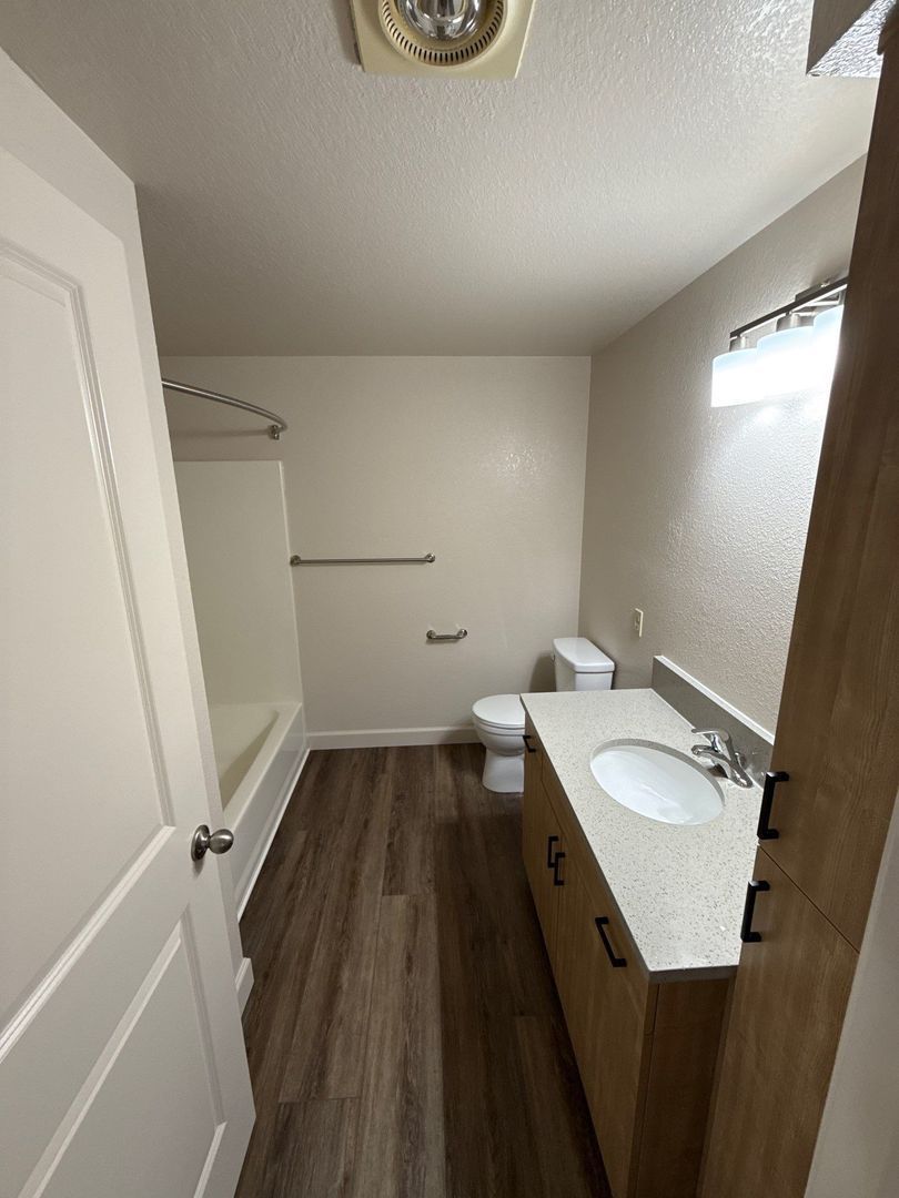 $1,295 First 6 Months, NE Silverton 2 Bed, 1 Bath, 2nd Floor Apartment, Washer & Dryer Hookups, AVAILABLE NOW! property image
