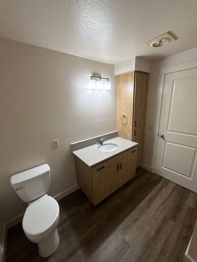 $1,295 First 6 Months, NE Silverton 2 Bed, 1 Bath, 2nd Floor Apartment, Washer & Dryer Hookups, AVAILABLE NOW! property image