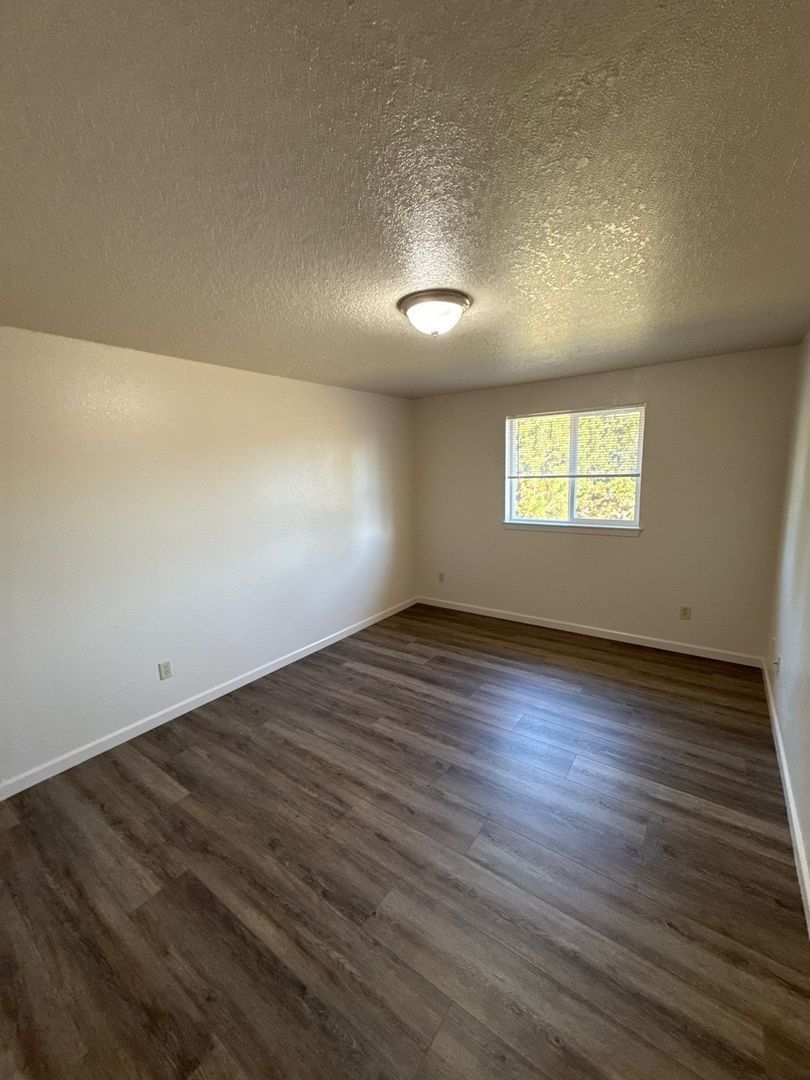$1,295 First 6 Months, NE Silverton 2 Bed, 1 Bath, 2nd Floor Apartment, Washer & Dryer Hookups, AVAILABLE NOW! property image