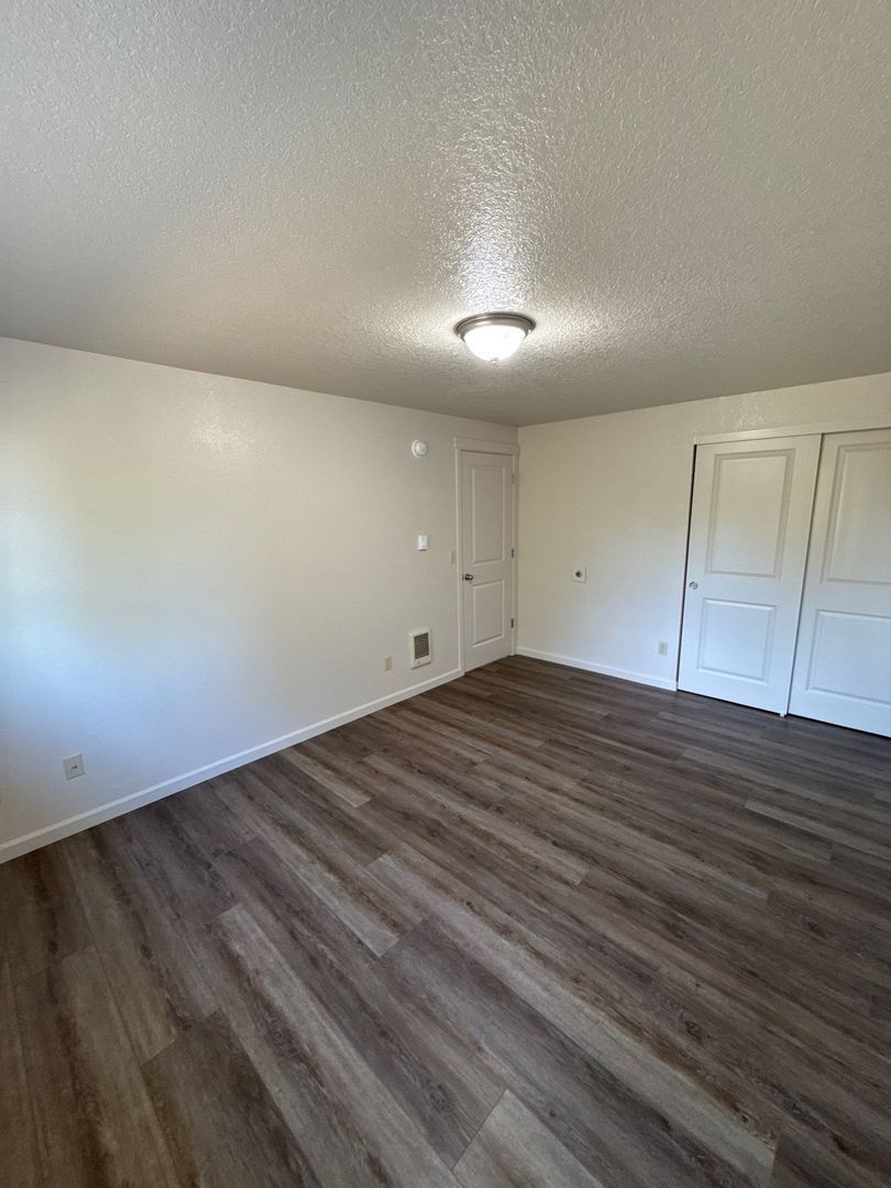 $1,295 First 6 Months, NE Silverton 2 Bed, 1 Bath, 2nd Floor Apartment, Washer & Dryer Hookups, AVAILABLE NOW! property image