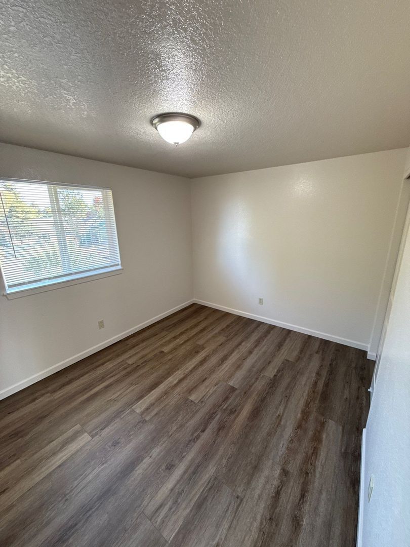 $1,295 First 6 Months, NE Silverton 2 Bed, 1 Bath, 2nd Floor Apartment, Washer & Dryer Hookups, AVAILABLE NOW! property image