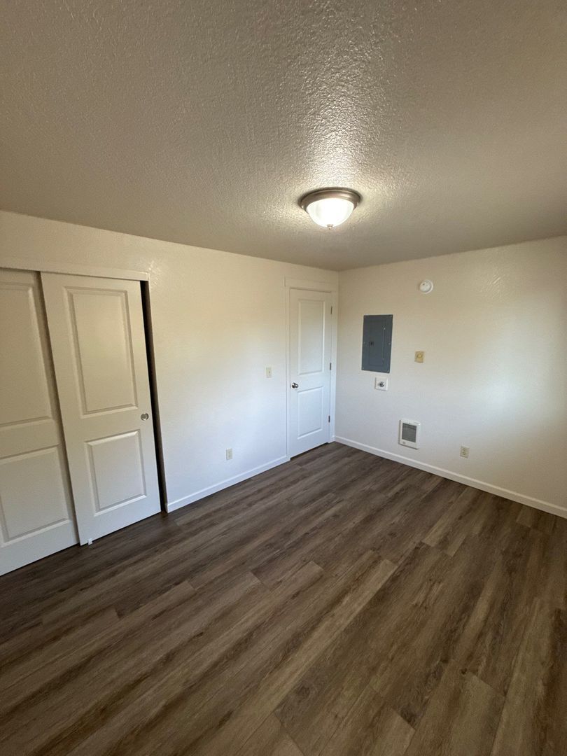 $1,295 First 6 Months, NE Silverton 2 Bed, 1 Bath, 2nd Floor Apartment, Washer & Dryer Hookups, AVAILABLE NOW! property image