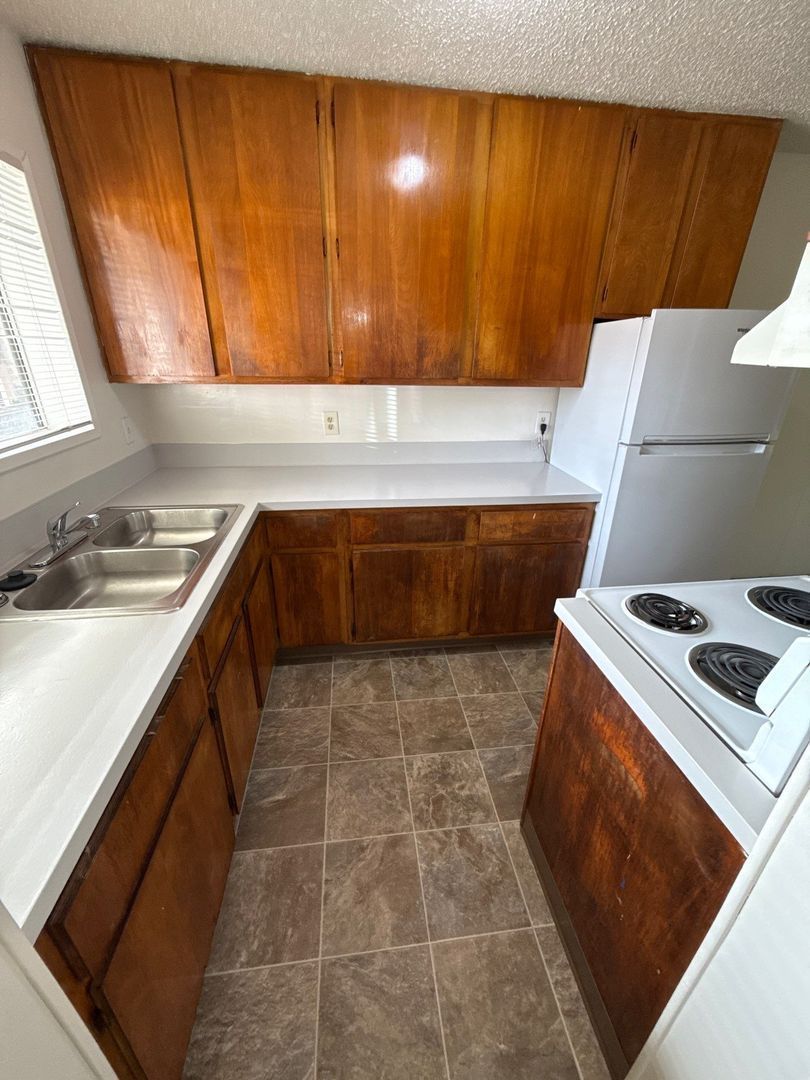 $1,095 First 3 Months, SW Dallas 2 Bed 1 Bath 1st Floor Apartment, W/S/G Paid, AVAILABLE NOW! property image