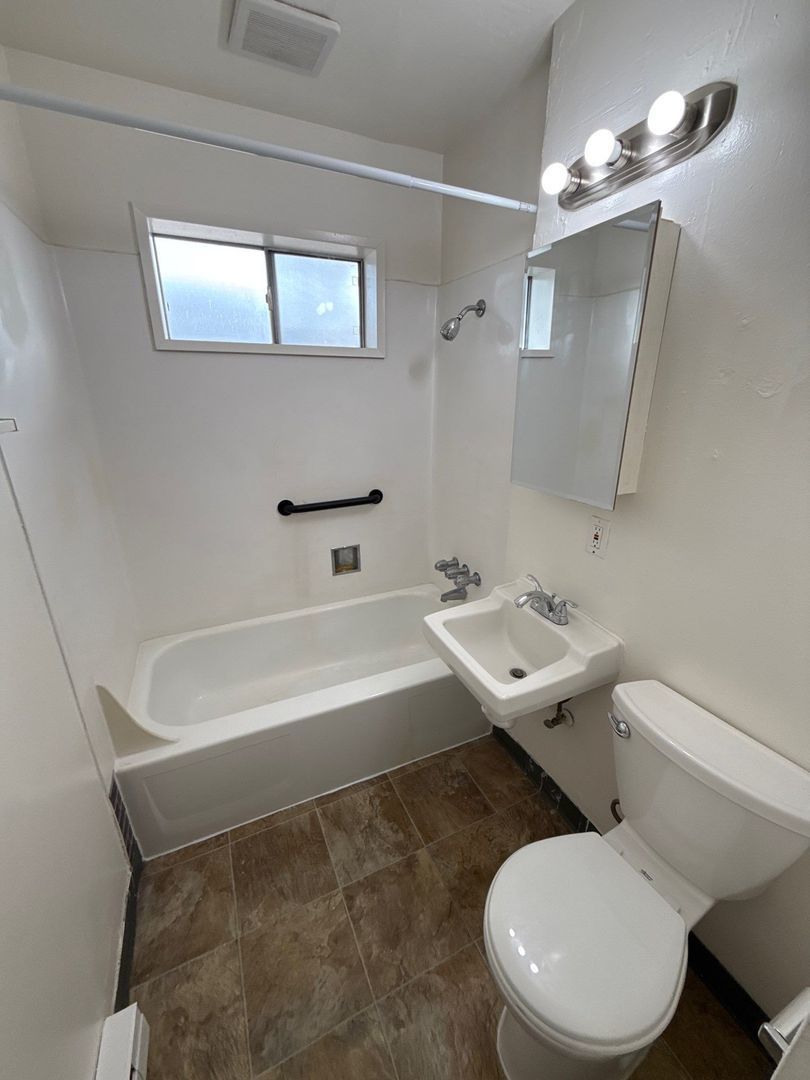 $1,095 First 3 Months, SW Dallas 2 Bed 1 Bath 1st Floor Apartment, W/S/G Paid, AVAILABLE NOW! property image