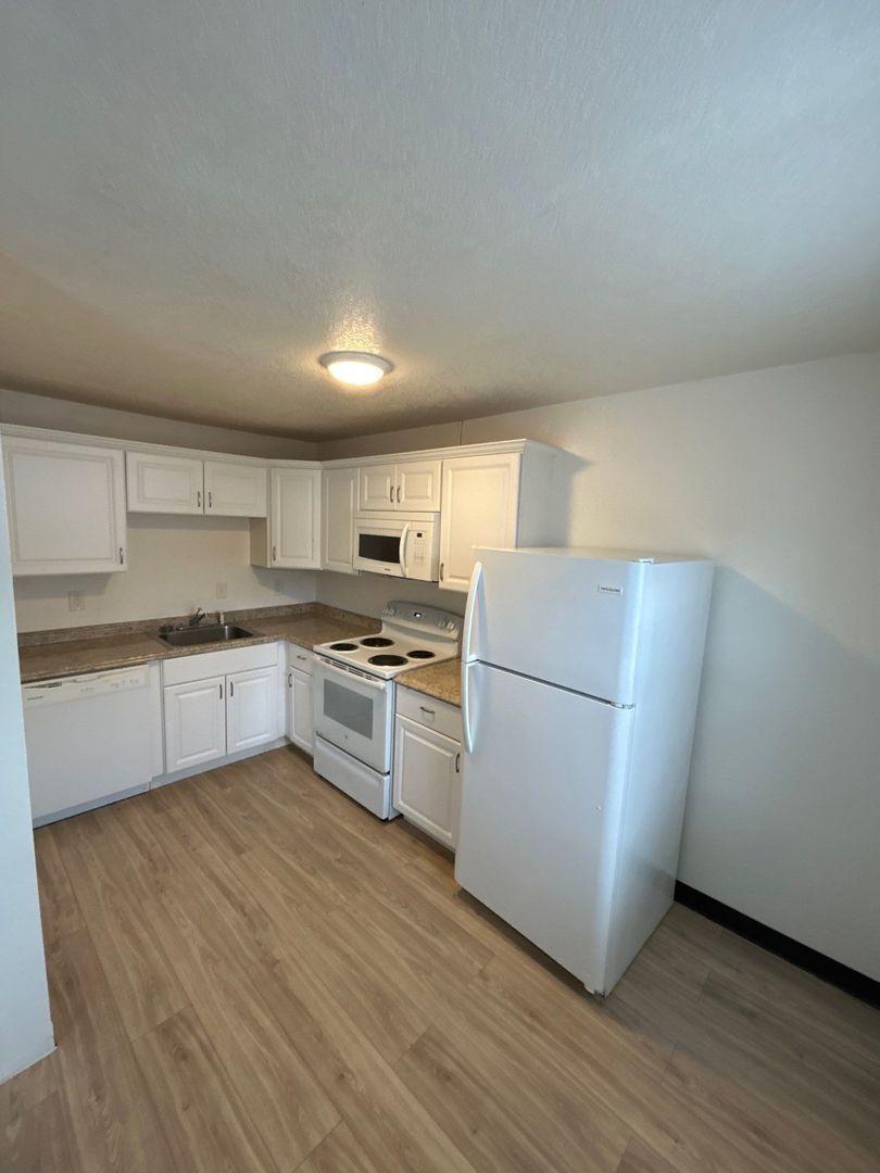 $925 First 3 Months, SE Salem, 1 Bed 1 Bath, Apartment Complex, AVAILABLE NOW! property image