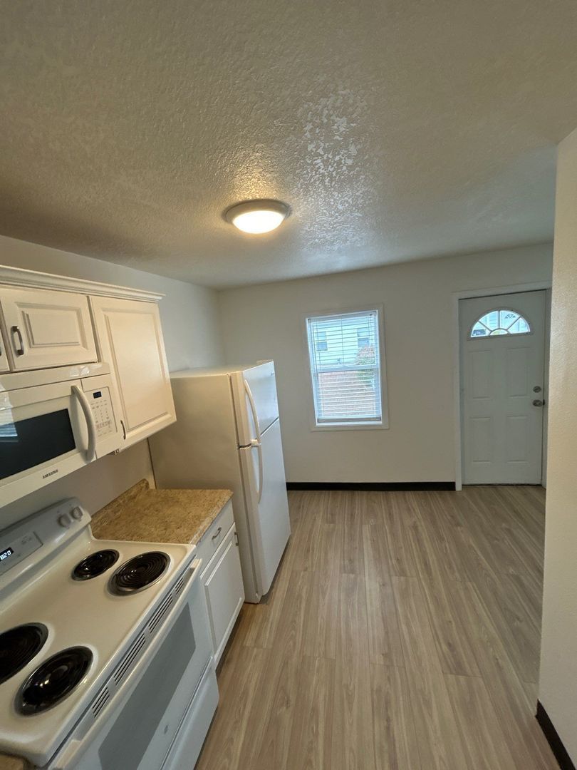 $925 First 3 Months, SE Salem, 1 Bed 1 Bath, Apartment Complex, AVAILABLE NOW! property image