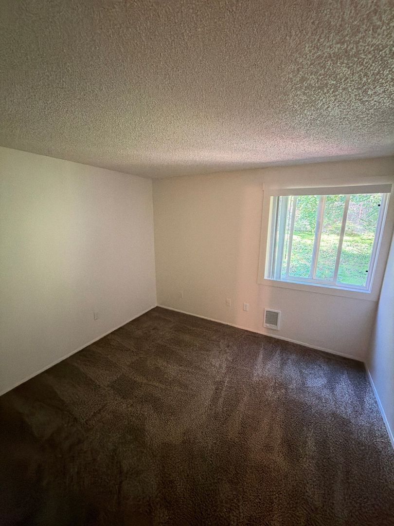 $1,045 First 3 Months, NW Salem, 2 Bed, 1 Bath, Spacious 2nd Floor Apartment, Pets are Welcome, AVAILABLE NOW! property image