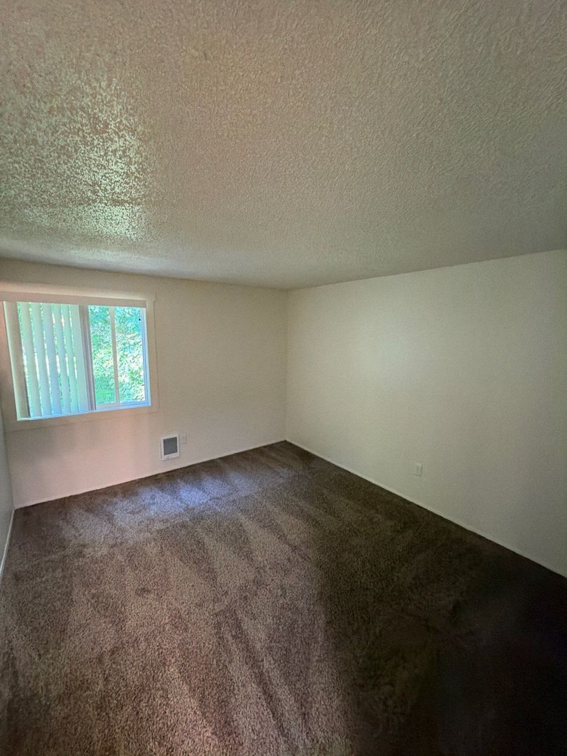 $1,045 First 3 Months, NW Salem, 2 Bed, 1 Bath, Spacious 2nd Floor Apartment, Pets are Welcome, AVAILABLE NOW! property image