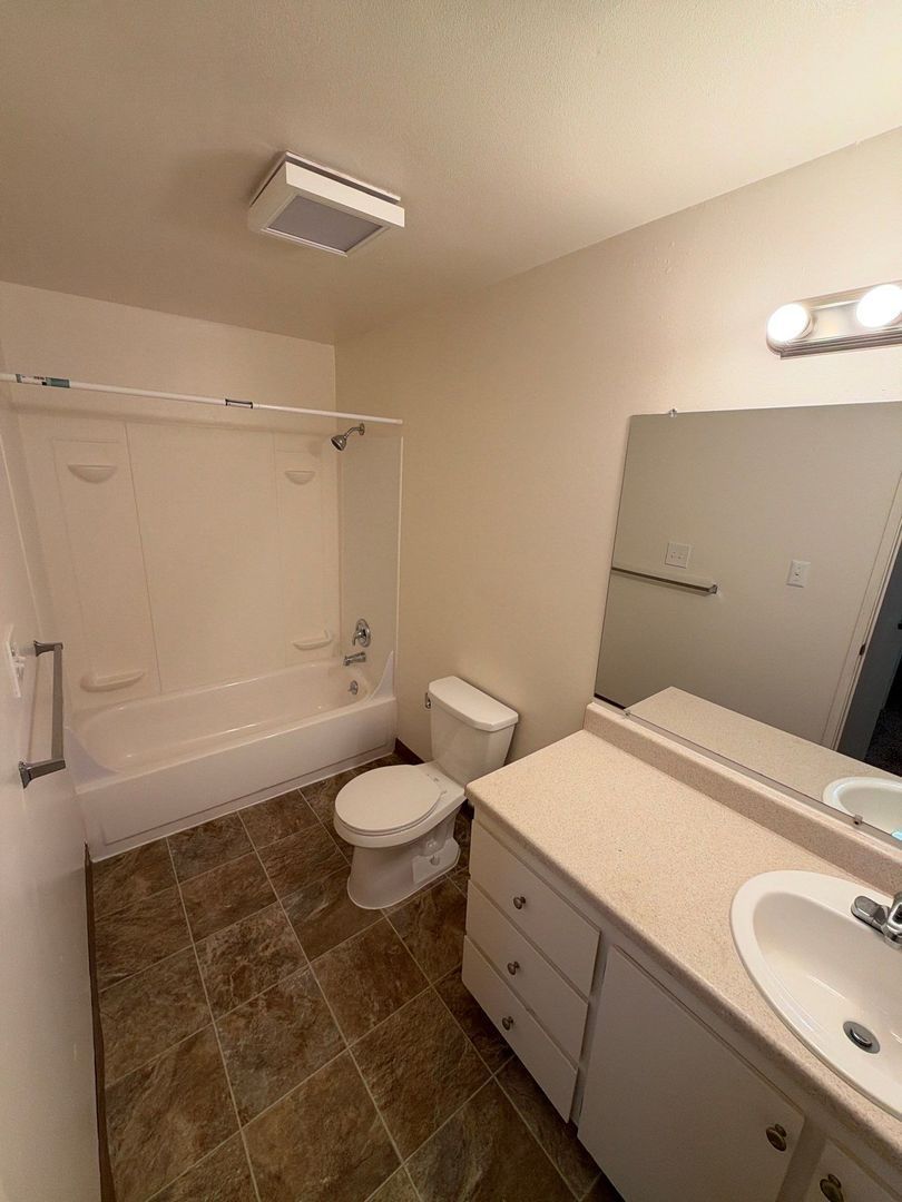 $1,045 First 3 Months, NW Salem, 2 Bed, 1 Bath, Spacious 2nd Floor Apartment, Pets are Welcome, AVAILABLE NOW! property image