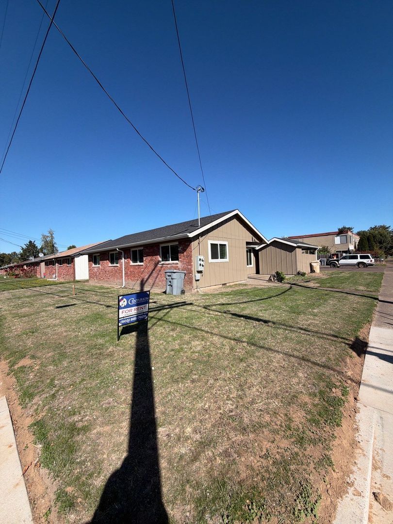 AVAILABLE NOW Corvallis! Be the First to Snag this Beautifully Fully Remodeled 2 Bed, 1 Bath unit with convenient in-unit Washer & Dryer. property image