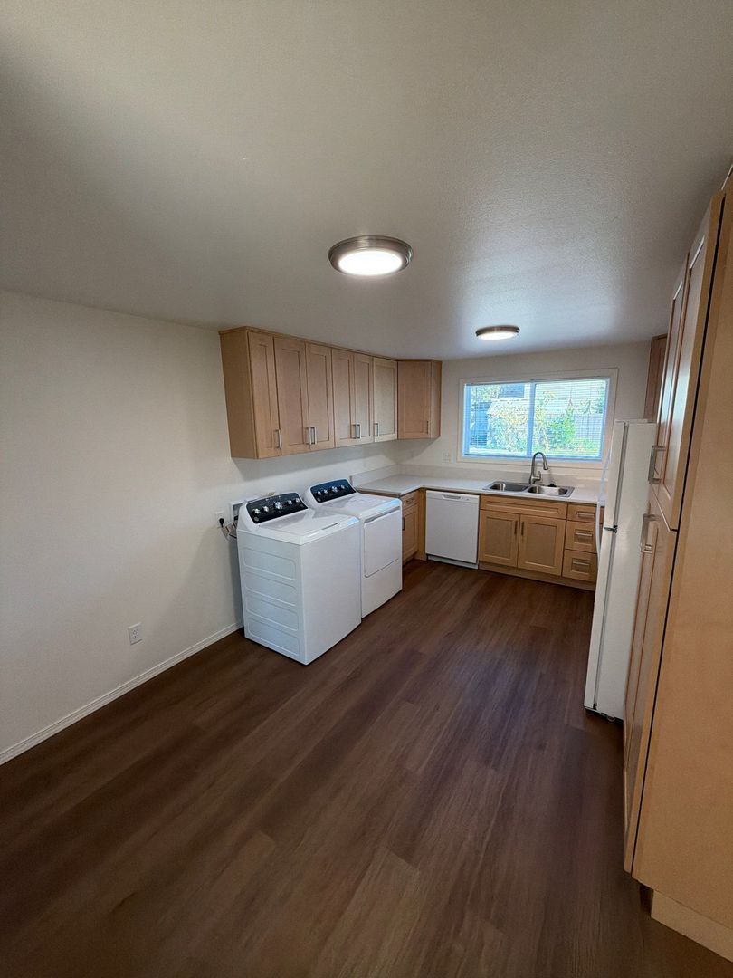 AVAILABLE NOW Corvallis! Be the First to Snag this Beautifully Fully Remodeled 2 Bed, 1 Bath unit with convenient in-unit Washer & Dryer. property image