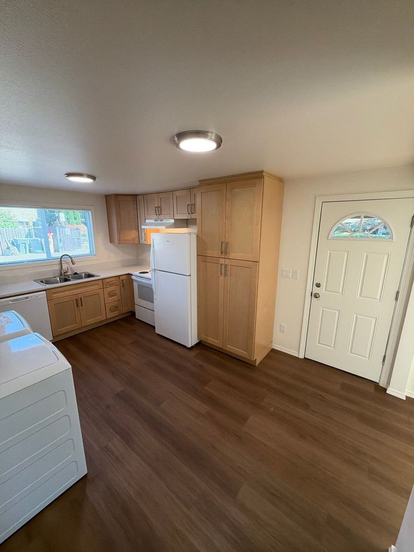 AVAILABLE NOW Corvallis! Be the First to Snag this Beautifully Fully Remodeled 2 Bed, 1 Bath unit with convenient in-unit Washer & Dryer. property image