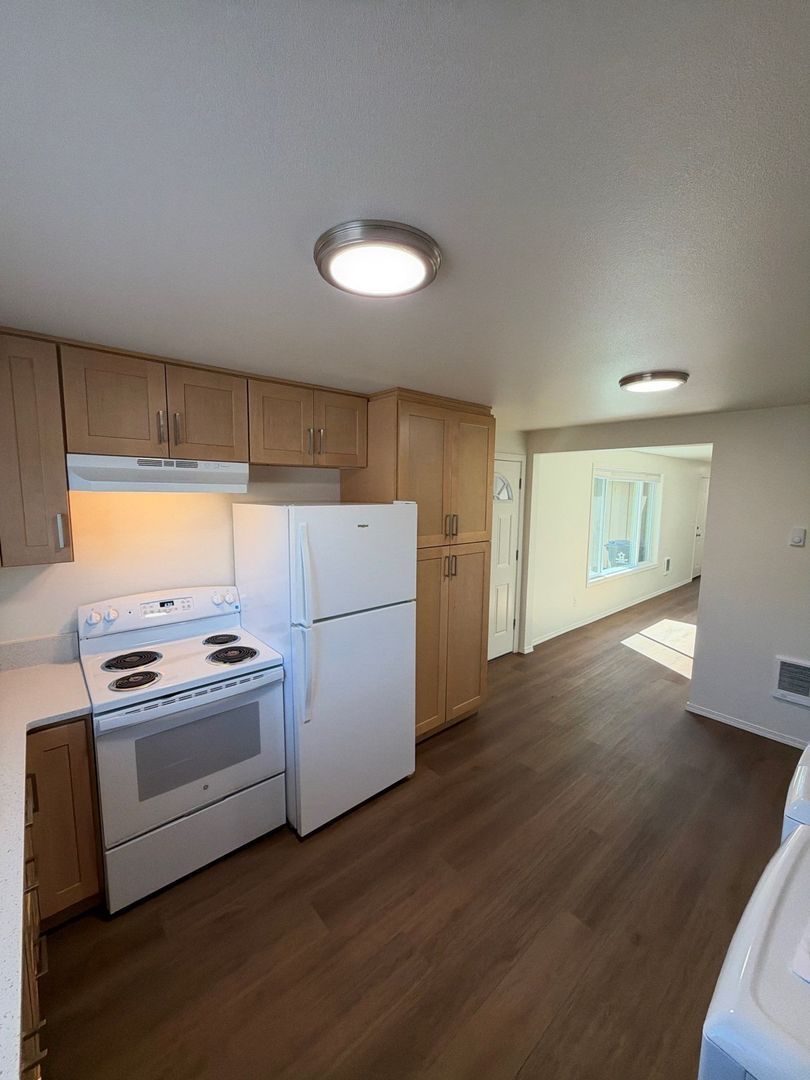 AVAILABLE NOW Corvallis! Be the First to Snag this Beautifully Fully Remodeled 2 Bed, 1 Bath unit with convenient in-unit Washer & Dryer. property image