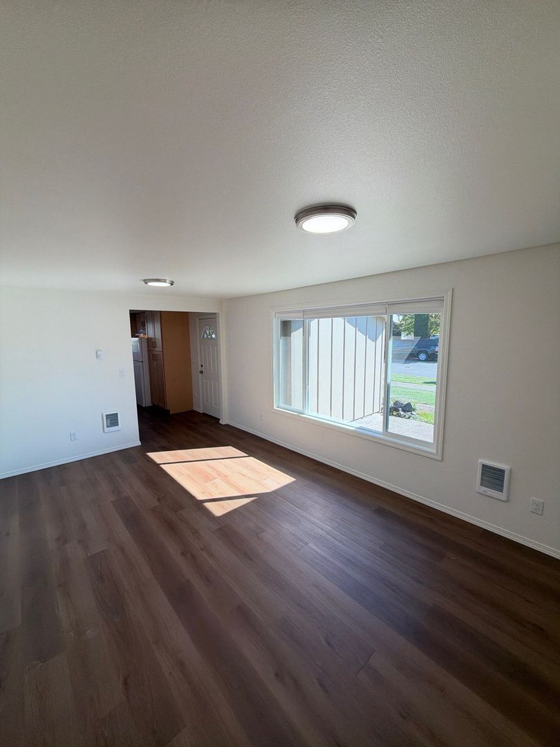 AVAILABLE NOW Corvallis! Be the First to Snag this Beautifully Fully Remodeled 2 Bed, 1 Bath unit with convenient in-unit Washer & Dryer. property image