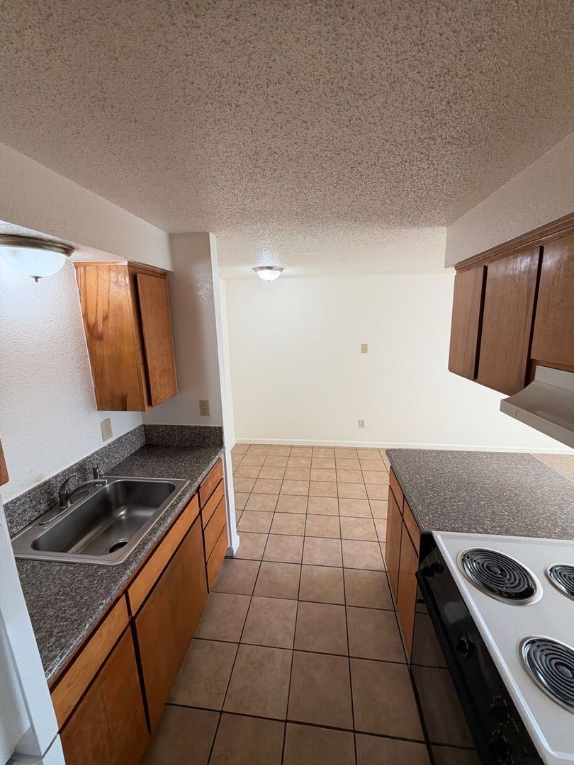 SW Albany, 1 Bed, 1 Bath, Spacious 1st Floor Apartment, Flat Fee for W/S/G, AVAILABLE NOW! property image