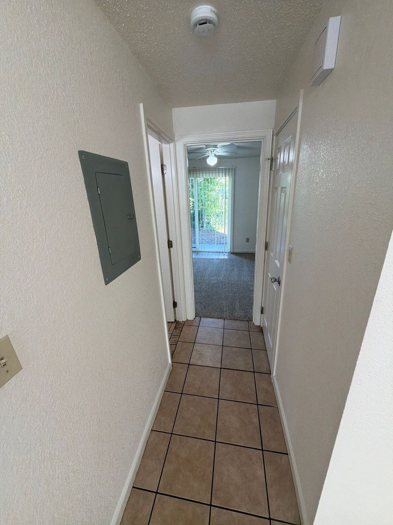 SW Albany, 1 Bed, 1 Bath, Spacious 1st Floor Apartment, Flat Fee for W/S/G, AVAILABLE NOW! property image