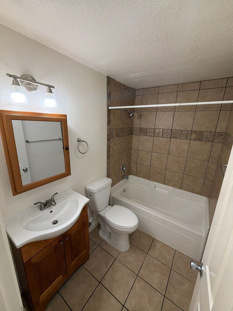 SW Albany, 1 Bed, 1 Bath, Spacious 1st Floor Apartment, Flat Fee for W/S/G, AVAILABLE NOW! property image