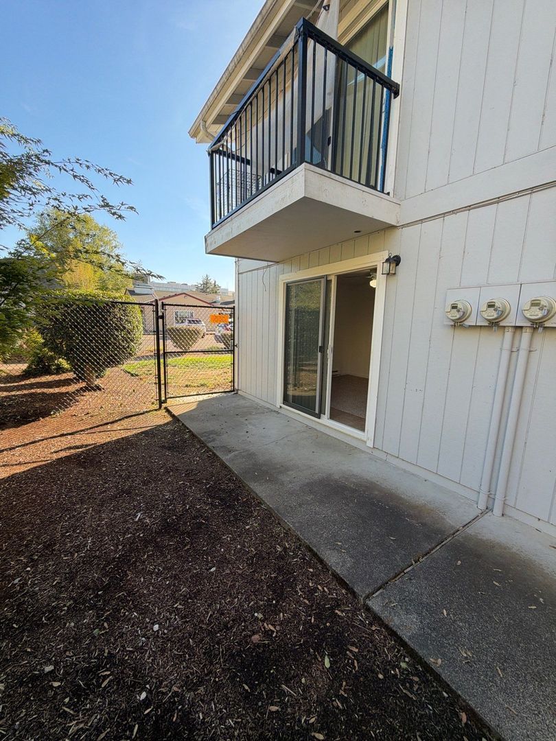 SW Albany, 1 Bed, 1 Bath, Spacious 1st Floor Apartment, Flat Fee for W/S/G, AVAILABLE NOW! property image