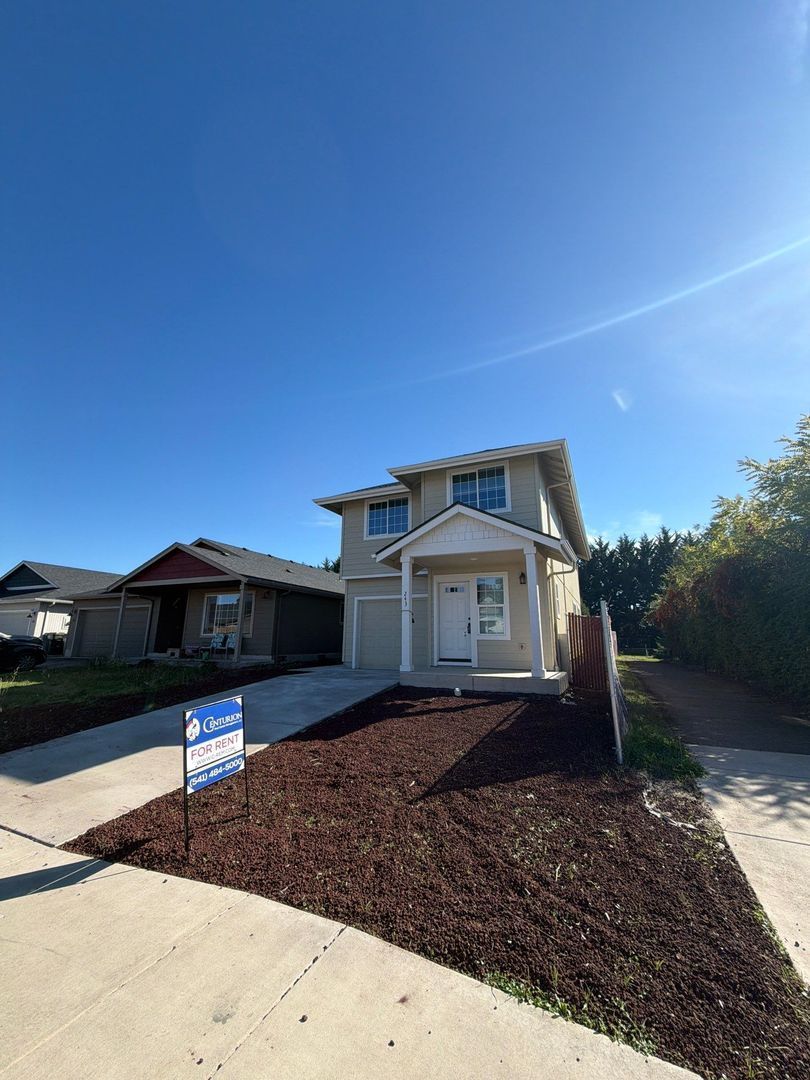AVAILABLE NOW in Eugene! | Spacious 4 BD / 2.5 BA Single Family Home | Pets Welcome! property image