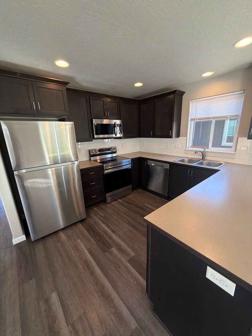 AVAILABLE NOW in Eugene! | Spacious 4 BD / 2.5 BA Single Family Home | Pets Welcome! property image
