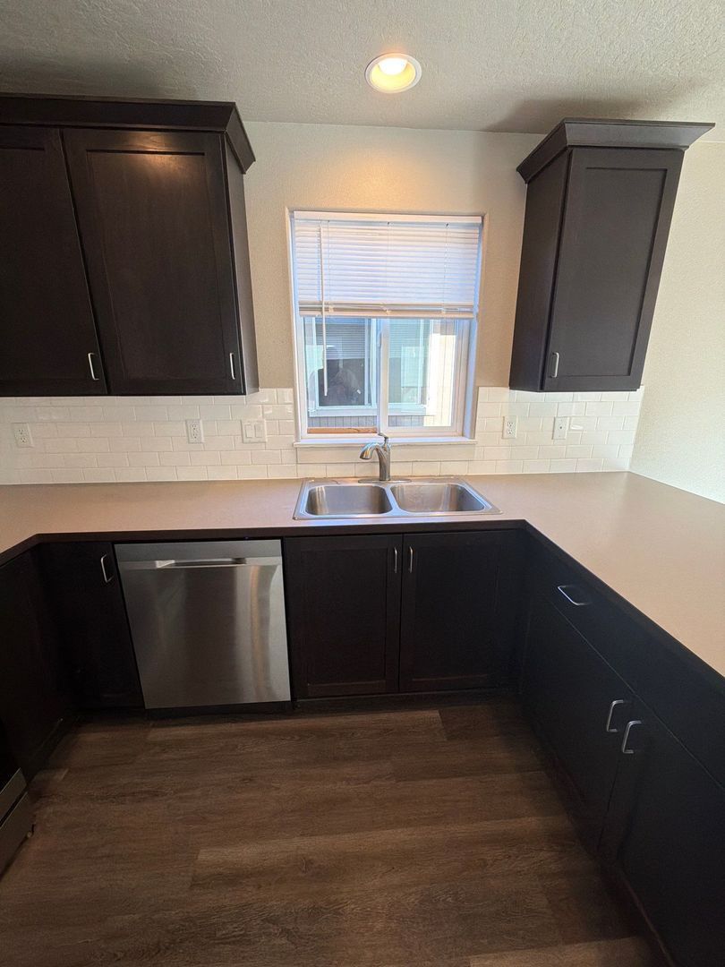 AVAILABLE NOW in Eugene! | Spacious 4 BD / 2.5 BA Single Family Home | Pets Welcome! property image