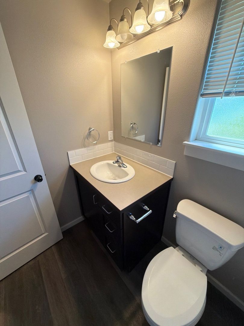 AVAILABLE NOW in Eugene! | Spacious 4 BD / 2.5 BA Single Family Home | Pets Welcome! property image