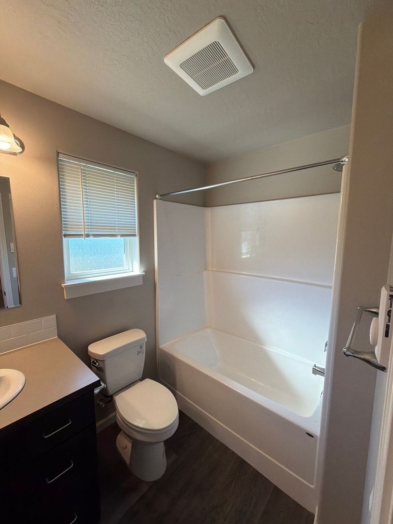 AVAILABLE NOW in Eugene! | Spacious 4 BD / 2.5 BA Single Family Home | Pets Welcome! property image