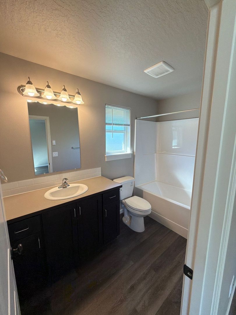 AVAILABLE NOW in Eugene! | Spacious 4 BD / 2.5 BA Single Family Home | Pets Welcome! property image