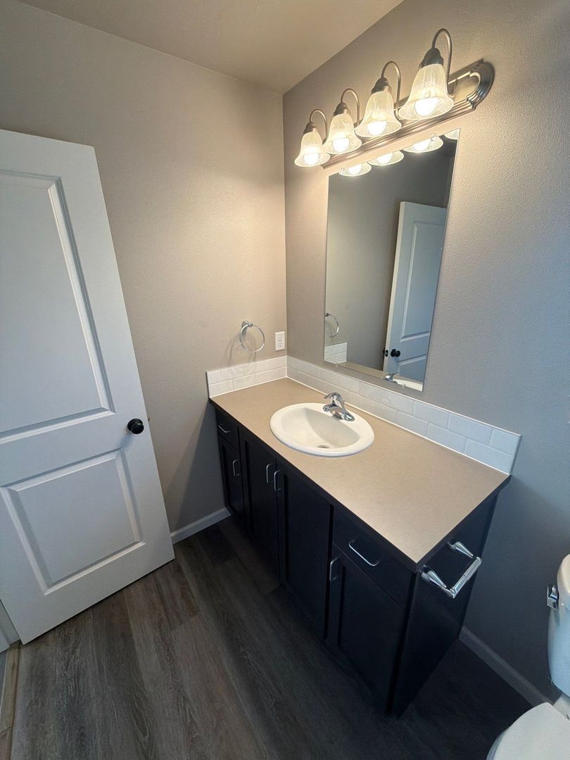 AVAILABLE NOW in Eugene! | Spacious 4 BD / 2.5 BA Single Family Home | Pets Welcome! property image