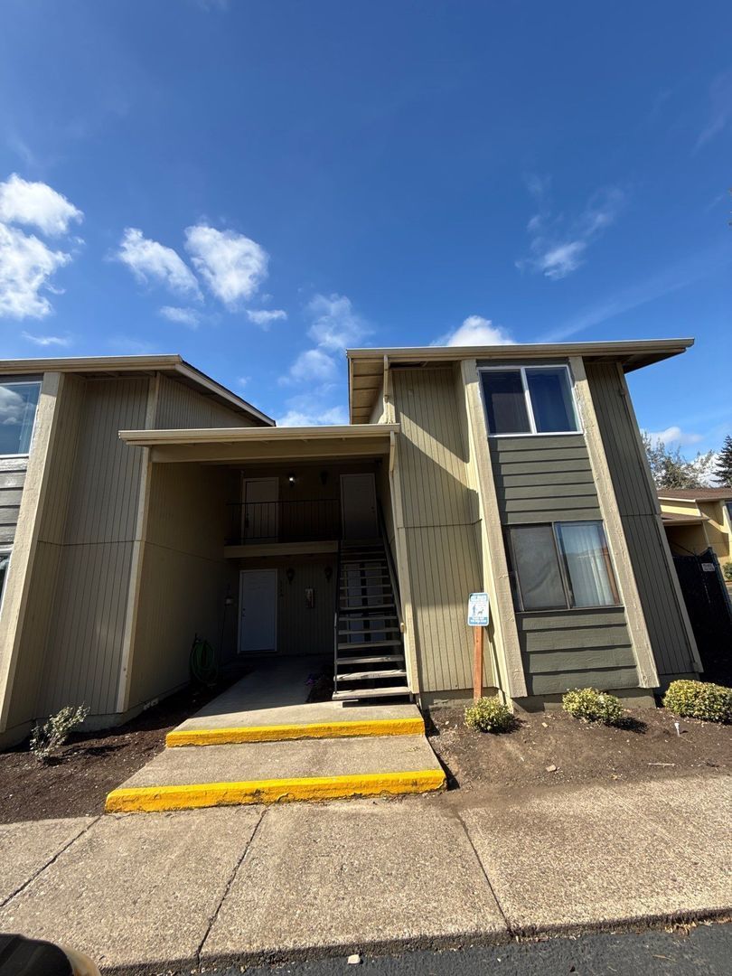 NW Salem, 1 Bed, 1 Bath, 2nd Floor Apartment, W/S/G Paid, AVAILABLE NOW! property image