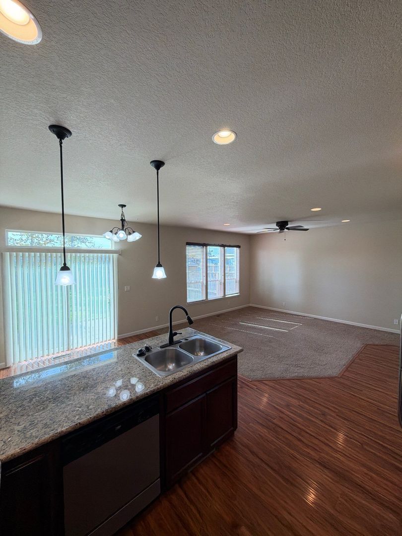 Aumsville 3 Bed 3 Bath Duplex, W/S Paid, AVAILABLE NOW! property image