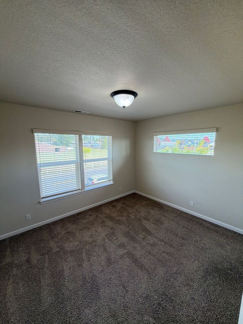Aumsville 3 Bed 3 Bath Duplex, W/S Paid, AVAILABLE NOW! property image