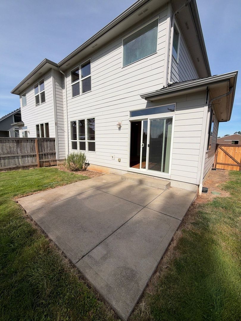 Aumsville 3 Bed 3 Bath Duplex, W/S Paid, AVAILABLE NOW! property image