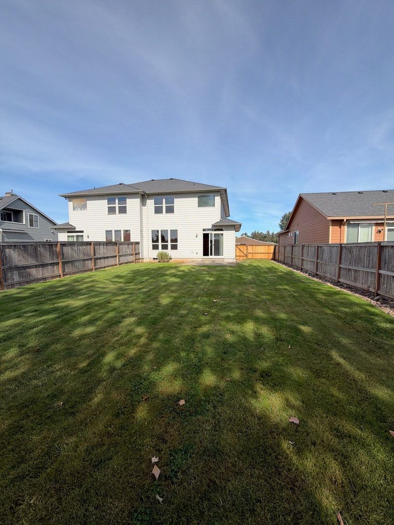 Aumsville 3 Bed 3 Bath Duplex, W/S Paid, AVAILABLE NOW! property image