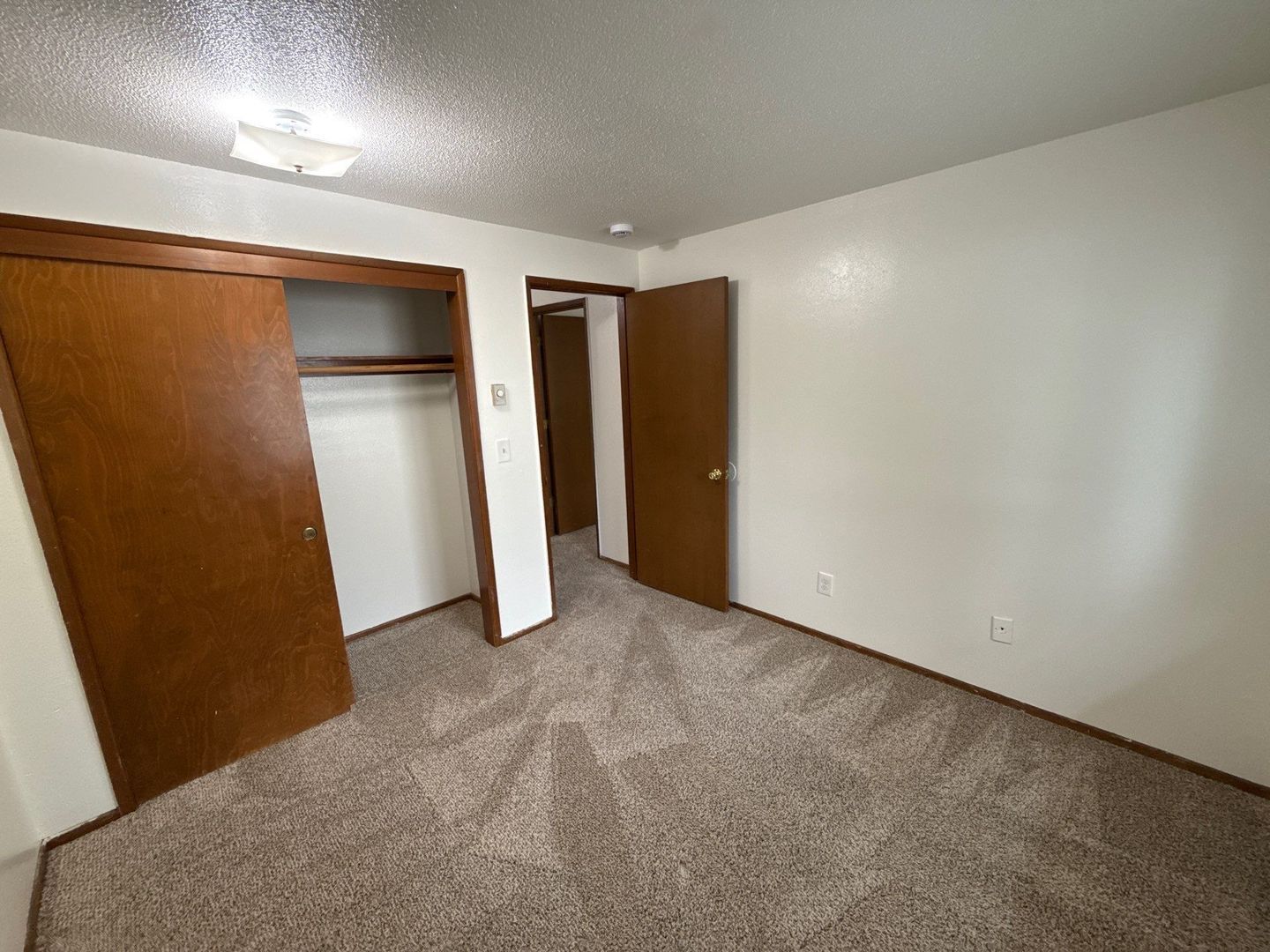 $1,095 First 6 Months, NE Salem 2 Bed 1 Bath 2nd Floor Apartment, W/S/G Paid | AVAILABLE NOW! property image