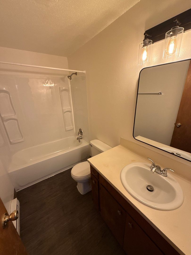 $1,095 First 6 Months, NE Salem 2 Bed 1 Bath 2nd Floor Apartment, W/S/G Paid | AVAILABLE NOW! property image