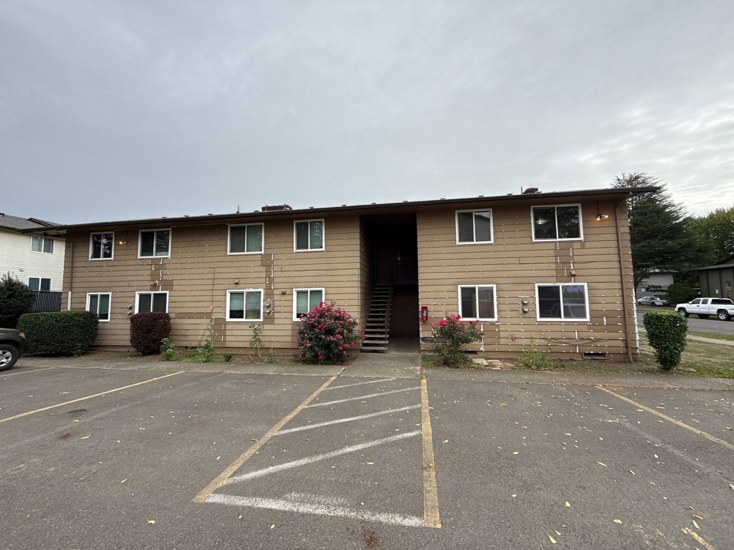 $1,095 First 6 Months, NE Salem 2 Bed 1 Bath 2nd Floor Apartment, W/S/G Paid | AVAILABLE NOW! property image