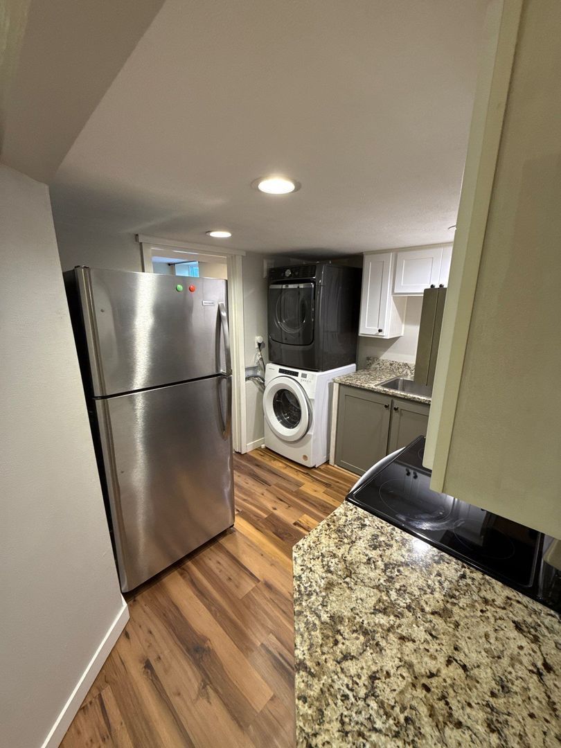 Spacious 3BR/1BA Lower Suite in South Salem – Private Entry, In-Unit Laundry (AVAILABLE NOW!) property image