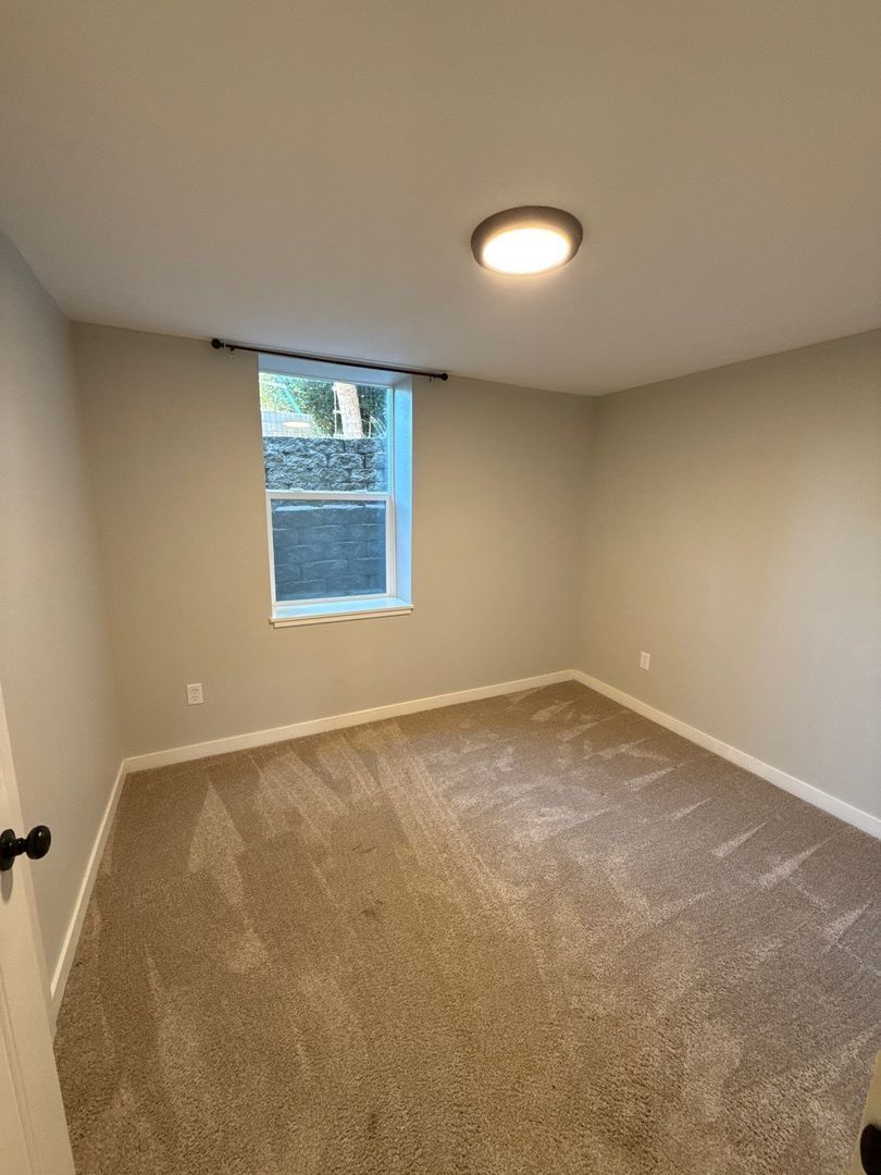 Spacious 3BR/1BA Lower Suite in South Salem – Private Entry, In-Unit Laundry (AVAILABLE NOW!) property image