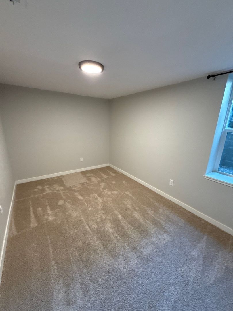 Spacious 3BR/1BA Lower Suite in South Salem – Private Entry, In-Unit Laundry (AVAILABLE NOW!) property image