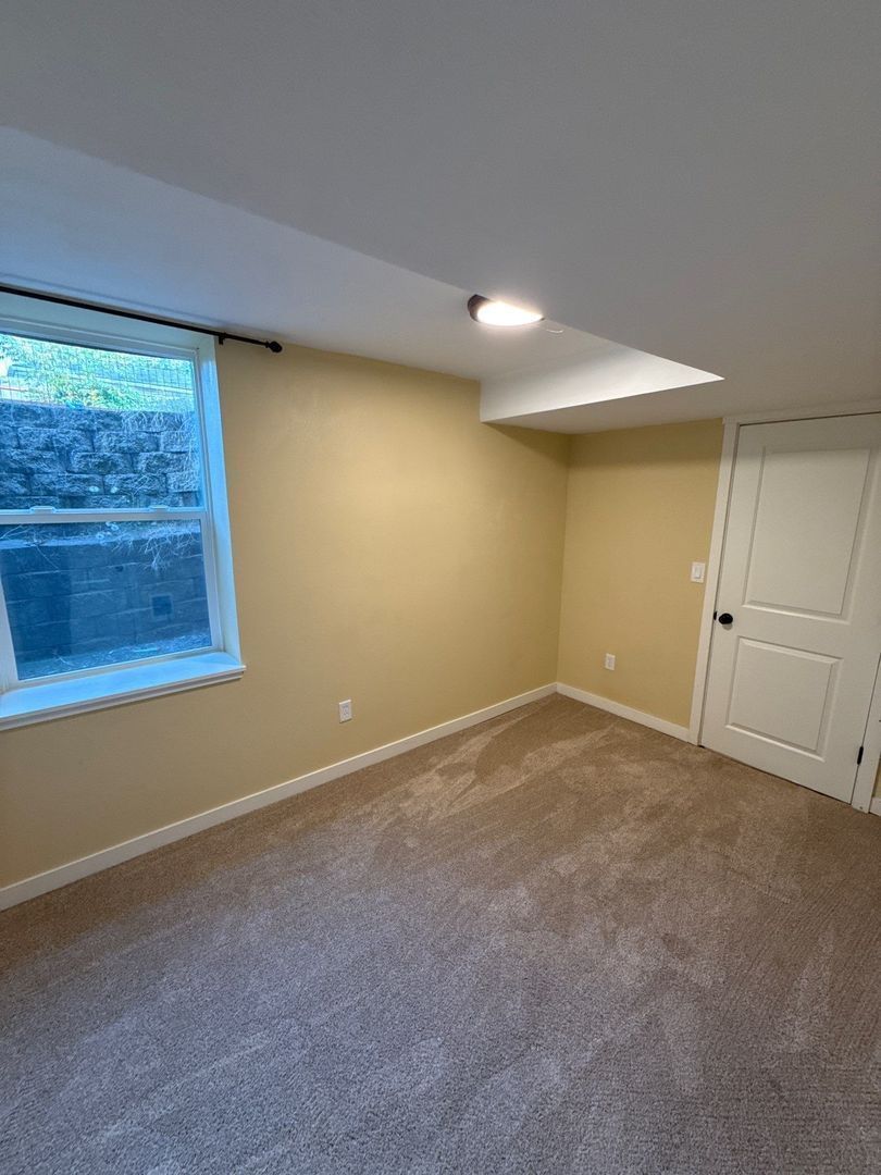 Spacious 3BR/1BA Lower Suite in South Salem – Private Entry, In-Unit Laundry (AVAILABLE NOW!) property image