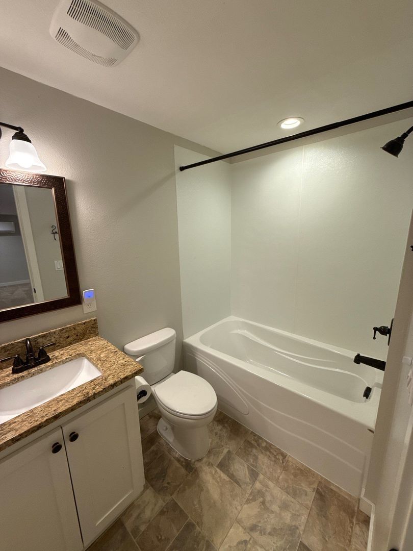 Spacious 3BR/1BA Lower Suite in South Salem – Private Entry, In-Unit Laundry (AVAILABLE NOW!) property image