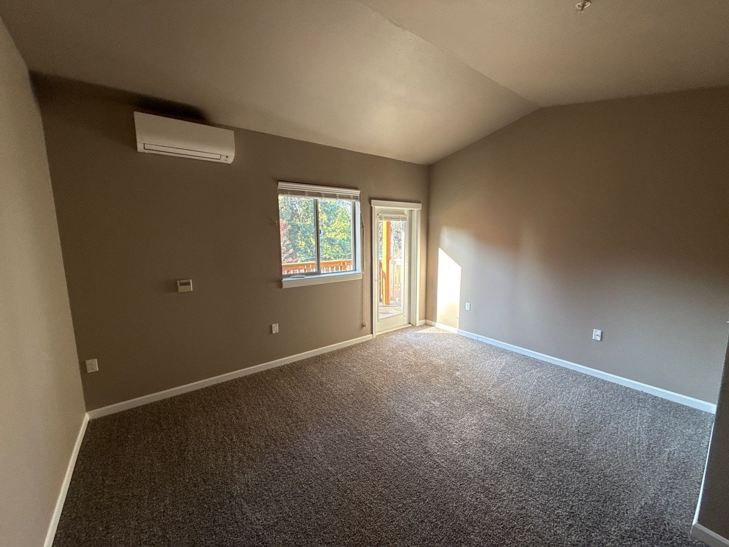 NE Newer Community 3/2, Flat Fee for W/S/G deck and AC!, AVAILABLE NOW! property image