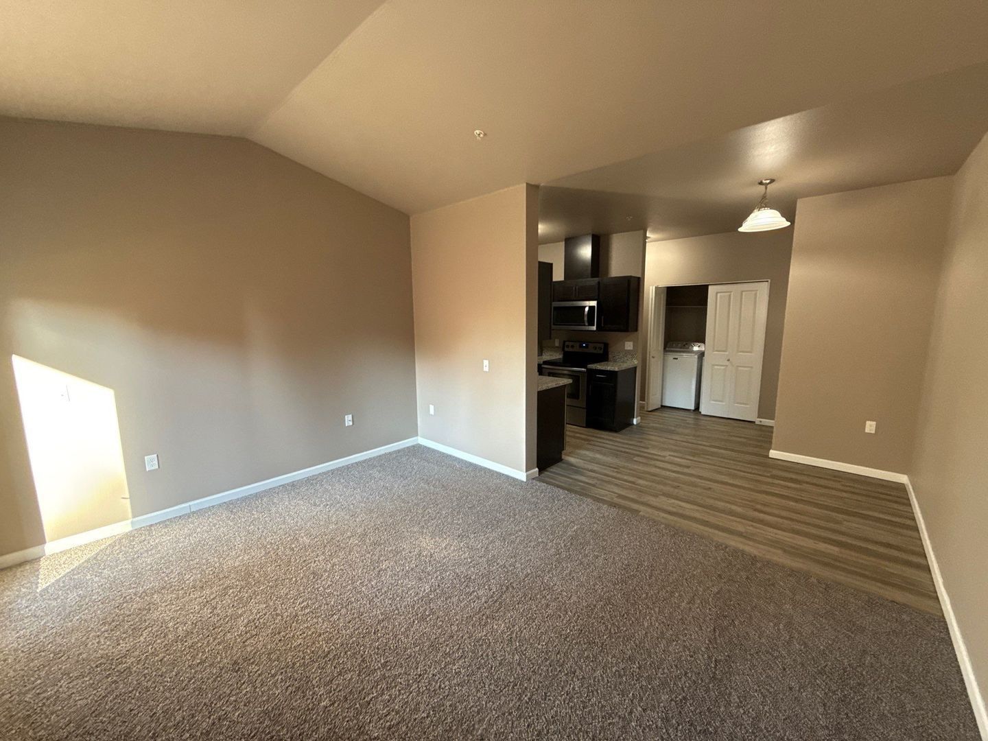 NE Newer Community 3/2, Flat Fee for W/S/G deck and AC!, AVAILABLE NOW! property image