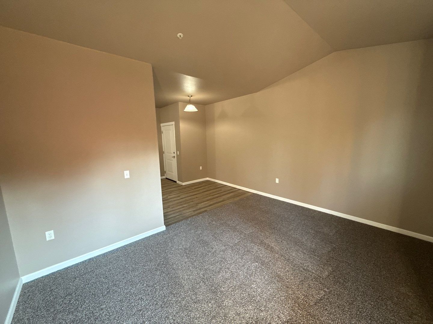 NE Newer Community 3/2, Flat Fee for W/S/G deck and AC!, AVAILABLE NOW! property image