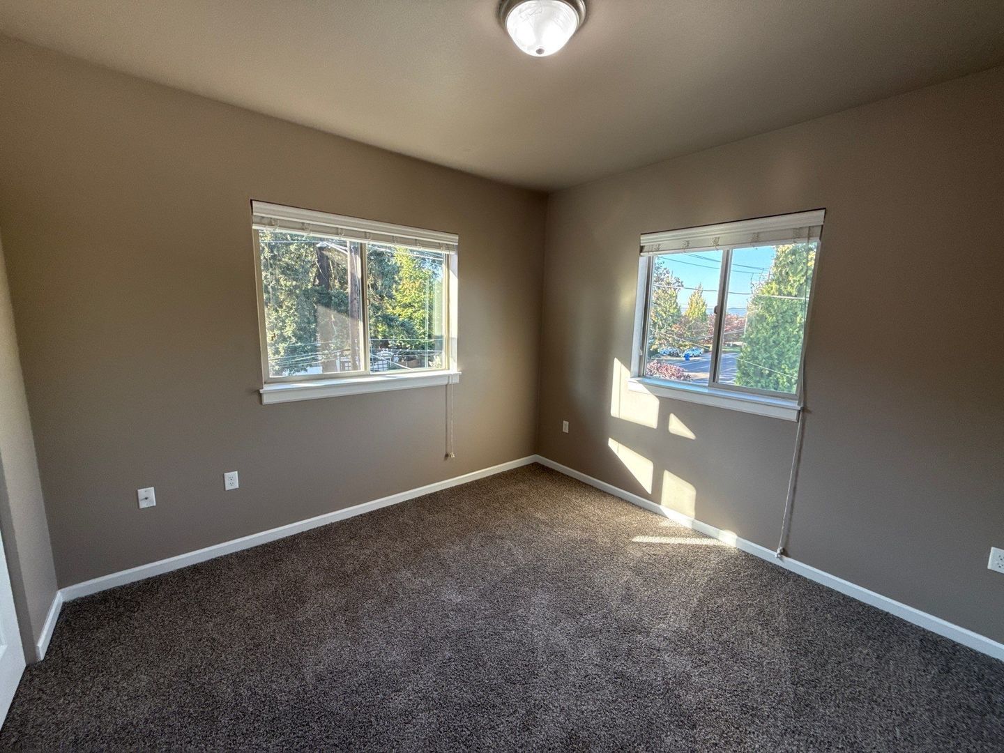 NE Newer Community 3/2, Flat Fee for W/S/G deck and AC!, AVAILABLE NOW! property image