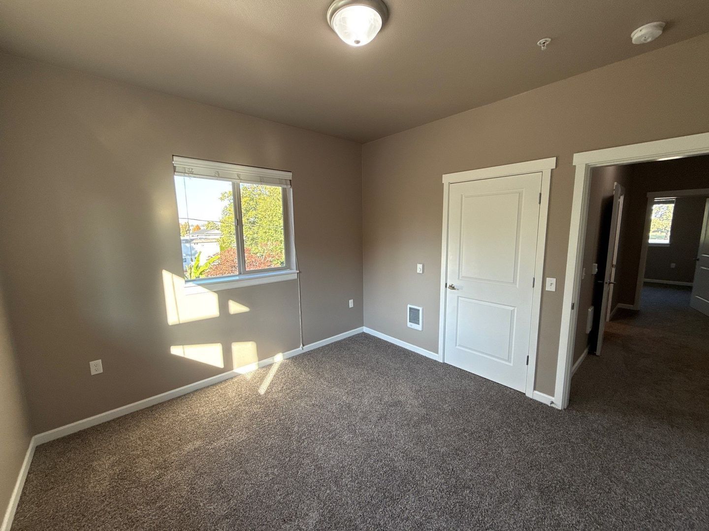 NE Newer Community 3/2, Flat Fee for W/S/G deck and AC!, AVAILABLE NOW! property image